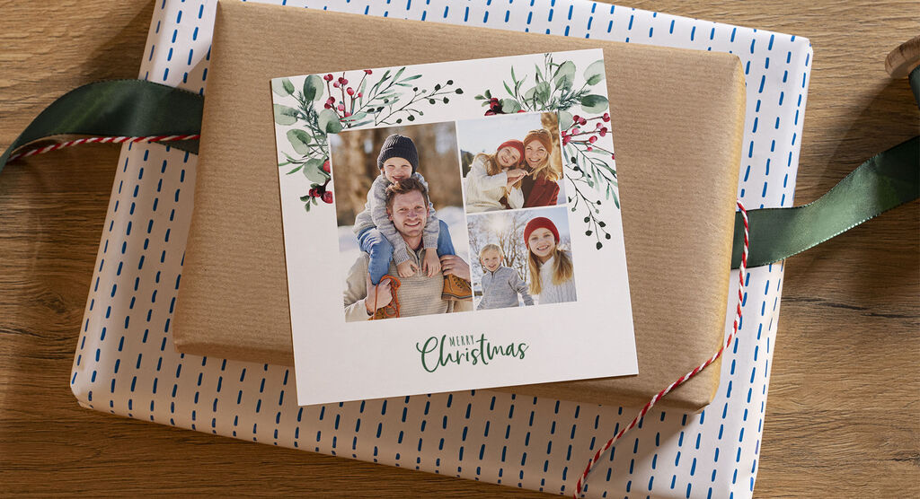 Een mooi verpakt cadeau met een foto van een familie en kerstmotieven op de kaart