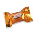 Een Ferrero Küsschen in gouden folie met een rode tekst. Perfect als zoet cadeau.
