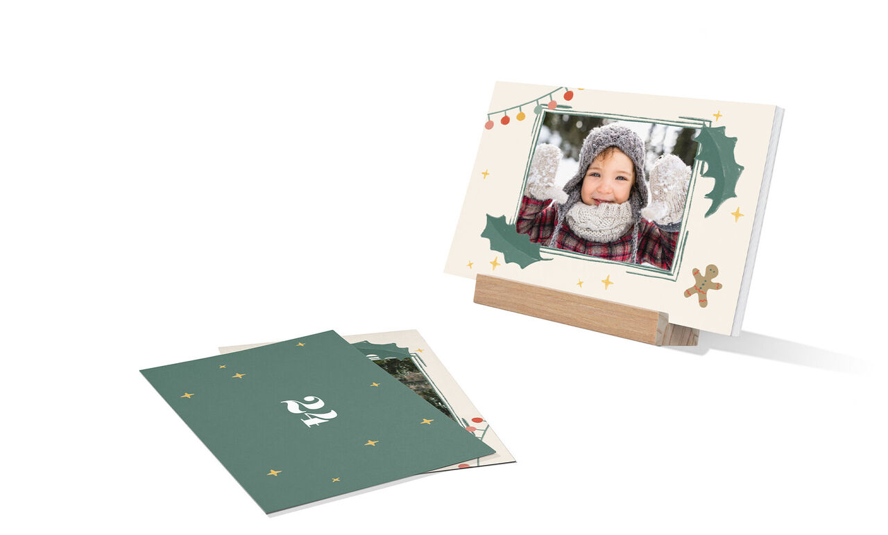Een feestelijke wenskaart van gerecycled papier. Achtergrond toont dennentakken en kerststerren. Illustratie op de voorgrond.