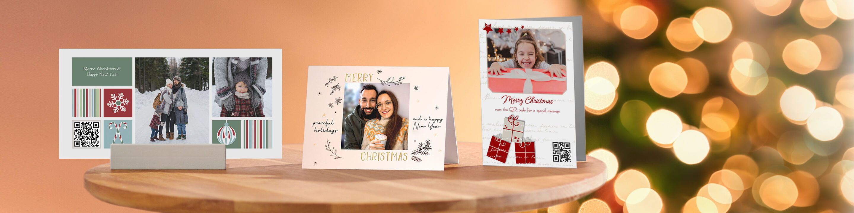 Drie met liefde gemaakte CEWE wenskaarten staan op een tafel. Kerstlampjes fonkelen op de achtergrond.